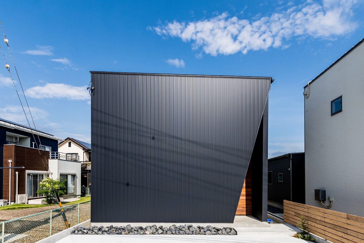 シンプルイズ施工事例 斜め壁が目を惹く外観