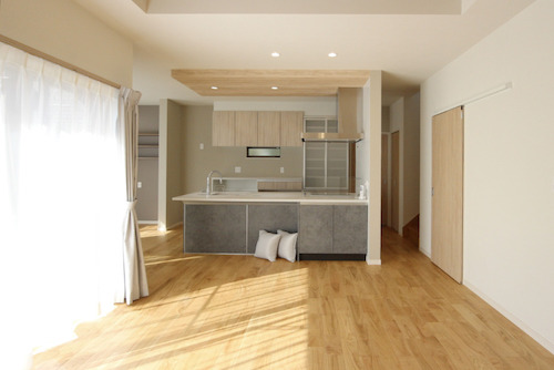 日の光がたっぷりと差し込む明るいリビング事例