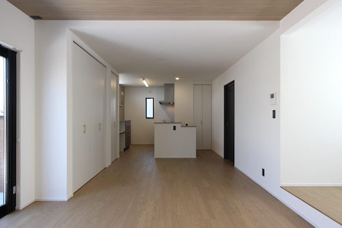 収納もたっぷりのスタイリッシュな空間事例