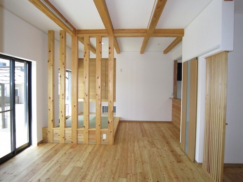 フローリングから1段上がった和コーナーがポイント事例